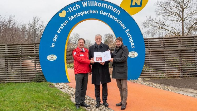 Landesrat Martin Eichtinger nimmt die Auszeichnung „Barrierefreies Reisen" von Rot-Kreuz-Vizepräsident Werner Kraut mit GF Franz Gruber entgegen. Bild: DIE GARTEN TULLN / J. Ehn. Landesrat Martin Eichtinger nimmt die Auszeichnung „Barrierefreies Reisen" von Rot-Kreuz-Vizepräsident Werner Kraut mit GF Franz Gruber entgegen. Bild: DIE GARTEN TULLN / J. Ehn.