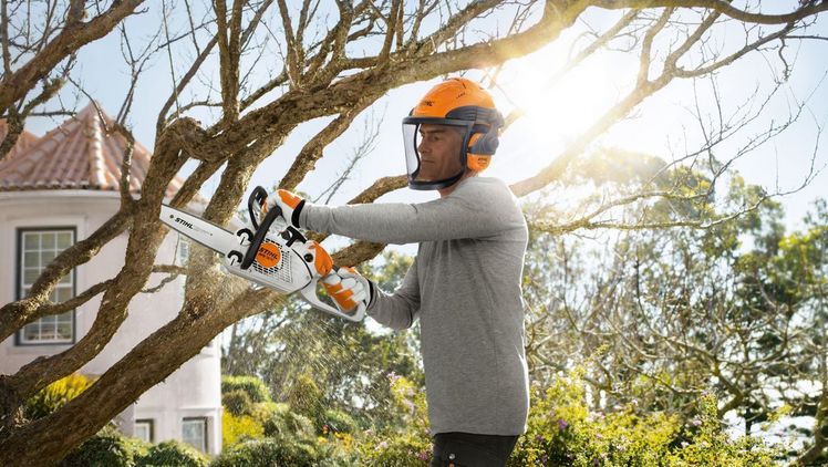 Dank des neu entwickelten STIHL 2-MIX-Motors überzeugt die MS 151 C-E mit hoher Leistung bei geringem Gewicht. Bild: STIHL.