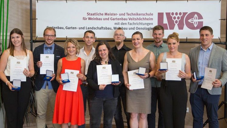 Staatsmedaillen und eine Urkunde erhielten jeweils die 20% besten Techniker und Technikerinnen in den Fachrichtungen Gartenbau, GaLaBau sowie Weinbau und Oenologie. Damit würdigte der Freistaat Bayern die Leistungen der besten Absolventen. Bild: © LWG Veitshöchheim.