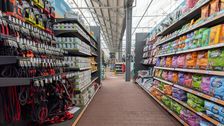 Künftig in fast allen toom Filialen: Alltagsprodukte, Futter und Zubehör für Hunde und Katzen von ZooRoyal im neuen Regal-Design. Bild: toom Baumarkt.
