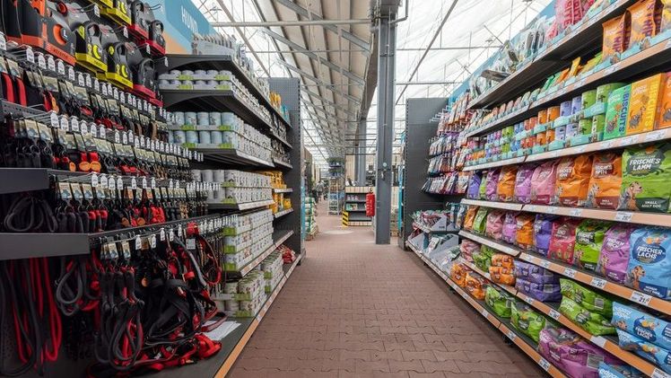 Künftig in fast allen toom Filialen: Alltagsprodukte, Futter und Zubehör für Hunde und Katzen von ZooRoyal im neuen Regal-Design. Bild: toom Baumarkt.