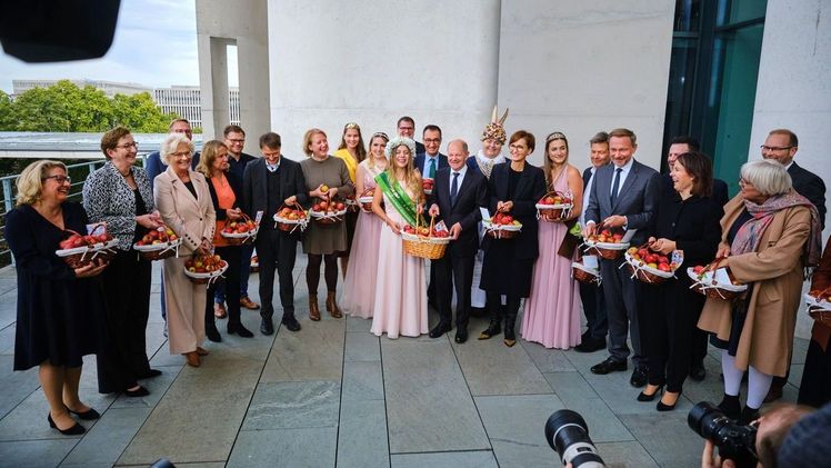 Bundeskanzler Olaf Scholz empfängt Deutschlands Apfelköniginnen zum Apfelkabinett. Bild: Andre Wagenzik.