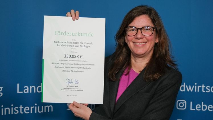 Die Parlamentarische Staatssekretärin im Bundesministerium für Ernährung und Landwirtschaft (BMEL) Dr. Ophelia Nick mit einer Förderurkunde. Bild: BMEL. Die Parlamentarische Staatssekretärin im Bundesministerium für Ernährung und Landwirtschaft (BMEL) Dr. Ophelia Nick mit einer Förderurkunde. Bild: BMEL.