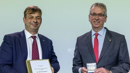 Dr. Lothar Hövelmann überreichte der Preis an Dr. Reinhard Grandke. Bild: DLG.