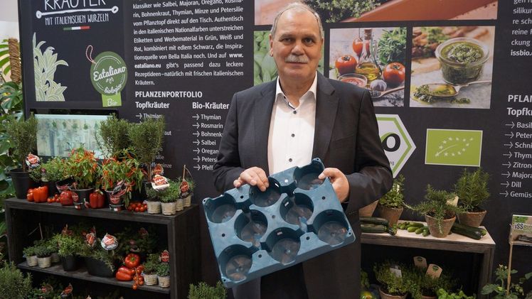Franz Willi Honnen zeigte auf der IPM 2020 den Prototyp des Floritrays. Bild: GABOT.