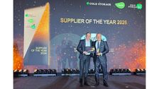 SanLucar CEO Armin Rehberg nimmt den „Supplier of the Year Award 2026“ von Lim Boon Cheong, Managing Director von Cold Storage und Giant, entgegen. Bild: SanLucar.