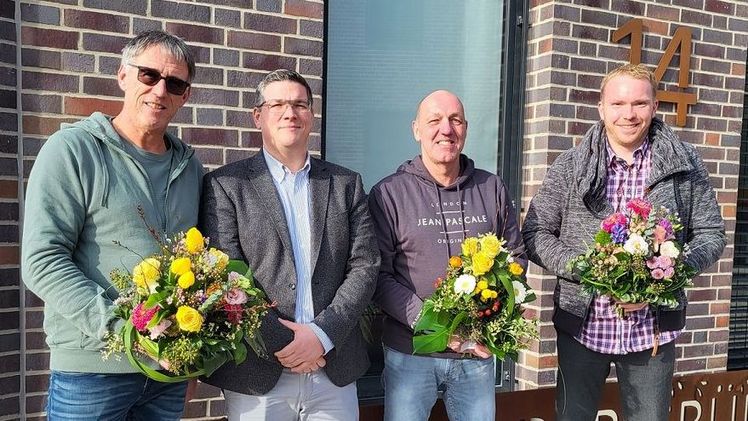 Vorsitzender Karl Braun 2.v.l. gratulierte den wiedergewählten Vorstandsmitgliedern (v.r.) Christian Fisseler, Hans Joachim Klingler, Martin Asbeck. Bild: © Gartenbau NRW.