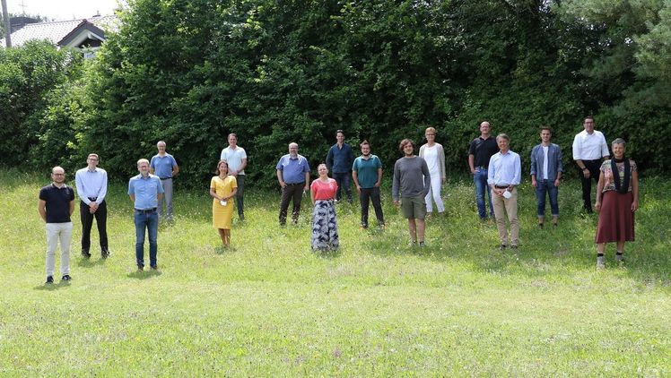 Die Teilnehmerinnen und Teilnehmer der „Carbon Footprint“-Projektgruppe des VGL Bayern. Bild: Peter Schneider, FutureCamp. Die Teilnehmerinnen und Teilnehmer der „Carbon Footprint“-Projektgruppe des VGL Bayern. Bild: Peter Schneider, FutureCamp.