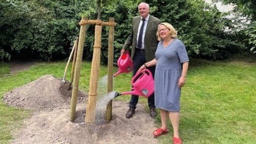 Baum­pflan­zung mit Minis­terin Svenja Schulze. Bild: BdB.