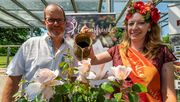 Züchter Volker Rönigk und egapark-Blumenkönigin Luise tauften die neue Rose. Bild: BUGA 2021.