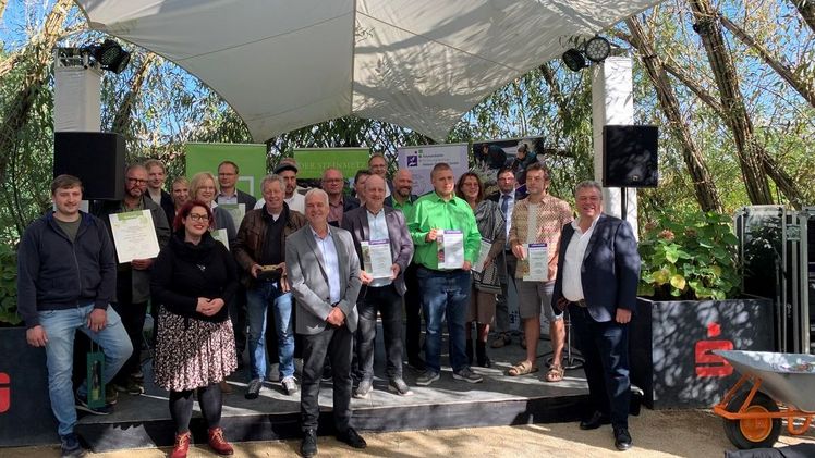 Prämierung. Bild: FGL. In einer gemeinsamen Veranstaltung haben der Fachverband Garten-, Landschafts- und Sportplatzbau Hessen-Thüringen e.V. (FGL), der Landesinnungsverband Hessen Steinmetz und Steinbildhauerhandwerk, sowie die Treuhandstelle für Dauergrabpflege Hessen-Thüringen GmbH die Preise an die Gewinner übergeben. Bild: FGL.