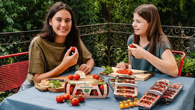 SPAR stellt die Verpackungen der SPAR Natur*pur Blumauer Bio-Cherry-Tomaten, SPAR PREMIUM Cherry-Tomaten – 2 Sorten sowie SPAR Österreichische Midi-Rispentomaten bis Jahresende auf 100 % Karton um. Bild: SPAR.