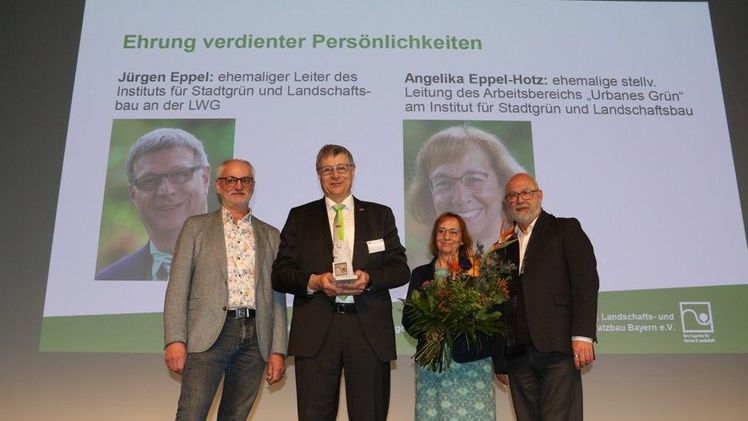 Dietmar Lindner (links), Präsident des VGL Bayern, und Verbandsdirektor Prof. Rudolf Klingshirn (rechts) bei der Ehrung von Jürgen Eppel und Angelika Eppel-Hotz. Bild: Jochen Henning, VGL Bayern.