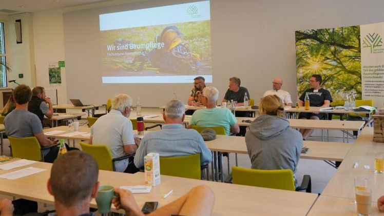 Bei der Mitgliederversammlung des Fachverbandes Baumpflege brachten die Baumpfleger viele Anregungen für die nächste Tagung 2026. Bild: Tina Banse.