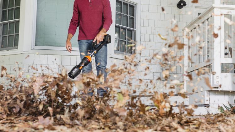 Der WORX WG585E Akku-Laubbläser hat drei Geschwindigkeitsstufen und ein Turbo-Knopf mit denen Luftgeschwindigkeit und Luft-Volumen der Leafjet Sonic Turbine zusätzlich individuell und variabel gesteuert werden können. Bild: WORX.