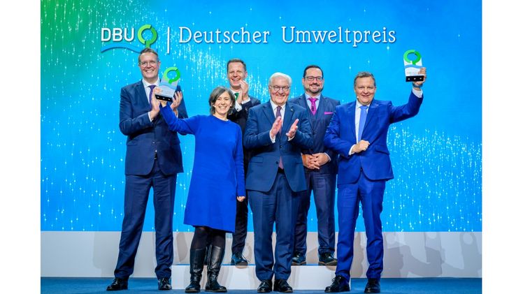 von links: Rheinland-Pfalz-Ministerpräsident Alexander Schweitzer, Moorforscherin Dr. Franziska Tanneberger, DBU-Kuratoriumsvorsitzenden Kai Niebert, den Bundespräsidenten, DBU-Generalsekretär Alexander Bonde und Thomas Speidel, Geschäftsführer von ads-tec Energy. Bild: © Peter Himsel/DBU.