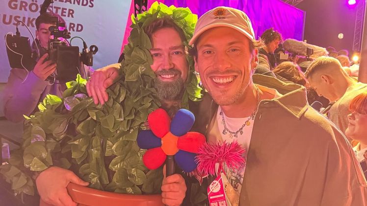 Da war der Name Programm: Sänger GReeeN konnte dem blumigen Charme des "1000 gute Gründe"-Busch-Moderators natürlich nicht widerstehen. Bild: © 1000 gute Gründe.