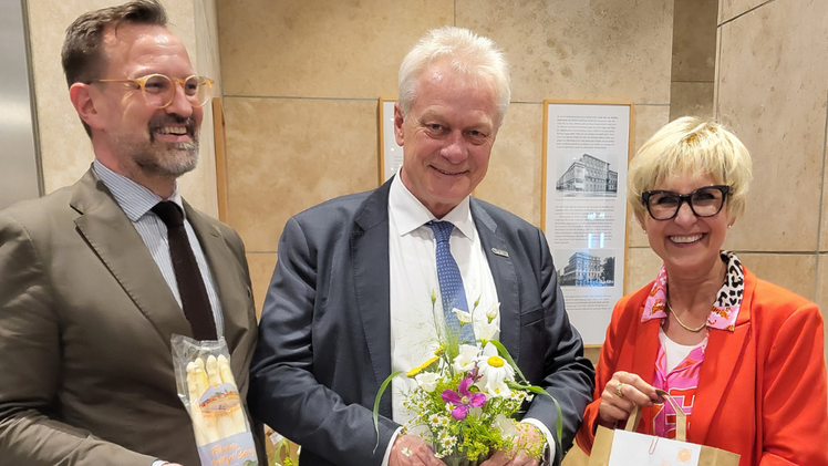 ZVG-Präsidentin Eva Kähler-Theuerkauf und ZVG-Generalsekretär Bertram Fleischer überbrachten Bundeslandwirtschaftsminister Alois Rainer und allen anderen Gästen des Empfangs der Agrardiplomaten Grüße des deutschen Gartenbaus. Foto: ZVG.