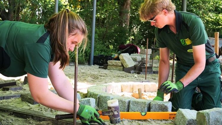 Das Siegerteam aus Niedersachsen & Bremen beim Landschaftsgärtner-Cup 2025. Jule Meyer und Tobias Bunke (Aubildungsbetrieb Garts GaLaBau in Kirchlinteln) verpassten nur knapp den 3. Platz beim letzten Bundesentscheid. Foto: VGL Niedersachsen-Bremen e. V. / Maria Wokurka.