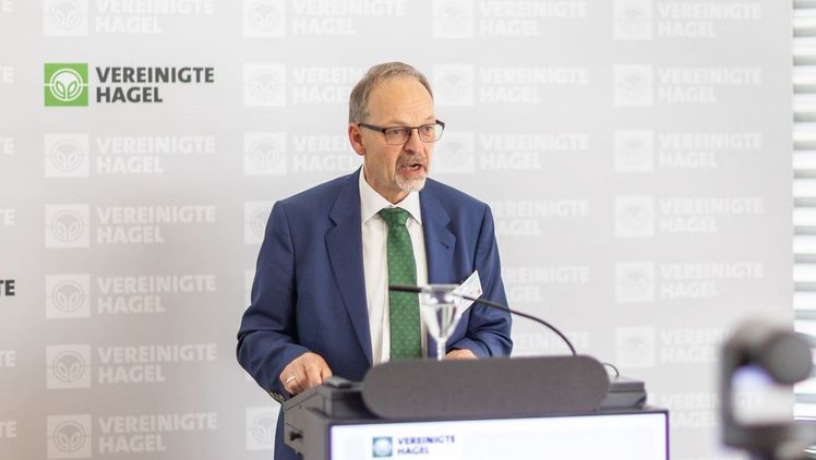 Aufsichtsratsvorsitzender Klaus Mugele begrüßt die Teilnehmer. Bild: VEREINIGTE HAGEL.
