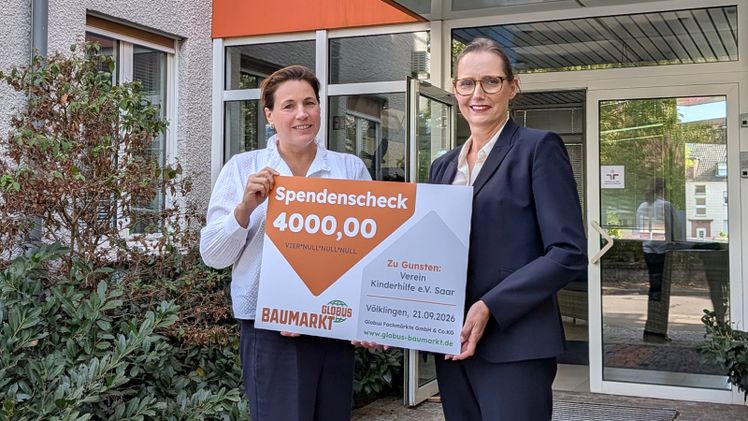 Spendenübergabe an die Kinderhilfe e. V. Saar am 21. September 2026 in Völklingen an der Unternehmenszentrale von Globus Baumarkt (von links): Antonia Nutting von Boch (Mitglied des Vorstands der Kinderhilfe e. V. Saar) und Anja Göritz (Leiterin Personalmanagement und Arbeitsrecht bei Globus Baumarkt). Bild: Globus Baumarkt.