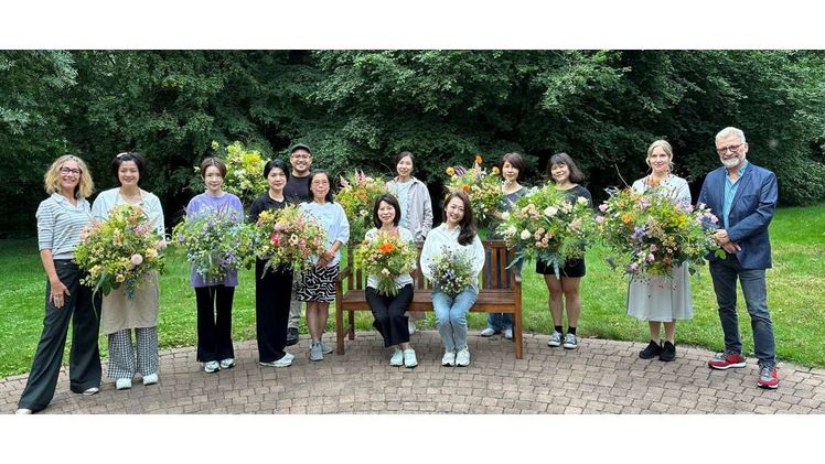 Gruppenbild mit Schulleiterin Yu-Ting Lai, Dolmetscherin Chiung Wen Hsu, Floristik-Referentin Thea Kornherr, Michael Rhein und Nicola Fink vom FDF. Bild: FDF.