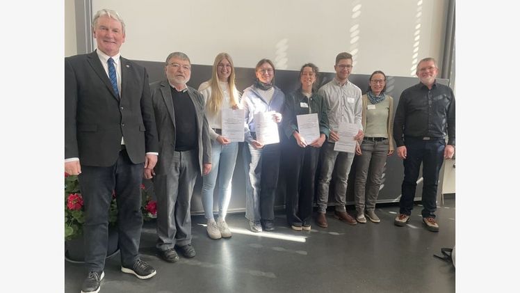 BHGL-Präsident Marc-Guido Megies, Vorsitzender BHGL-Förderverein Günter Bornschein, 1. Posterpreis Kim Kyra Brüntjen, Hochschule Osnabrück, 2. Posterpreis Lea Kochmann, Hochschule Osnabrück, 3. Posterpreis Lara Bürig, Julius Kühn-Institut, Sonderpreis Studierende, Linus Arlt, Hochschule Osnabrück, Jurysprecherin Dr. Sylvia Plaschyl, DGG-Präsident Dr. Walter Dirksmeyer (v.l.n.r.). Foto: BHGL.