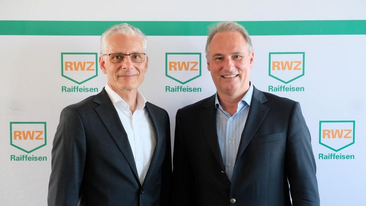 Christoph Kempkes (RWZ-Vorstandsvorsitzender, re.) und Martin Schuldt (RWZ-Vorstandsmitglied, li.) sind zufrieden mit den Entwicklungen der RWZ im vergangenen Geschäftsjahr. Bild: RWZ.
