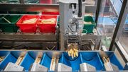 Steigende Produktionskosten beschleunigen den Trend zur Automatisierung: Das Sortieren unterschiedlicher Spargel-Qualitäten in unterschiedliche Lager-Kisten (Hintergrund) hat in diesem größeren Spargel-Betrieb in Fuhrberg (Region Hannover) ein Roboter übernommen. Bild: © Ehrecke/Landwirtschaftskammer Niedersachsen.