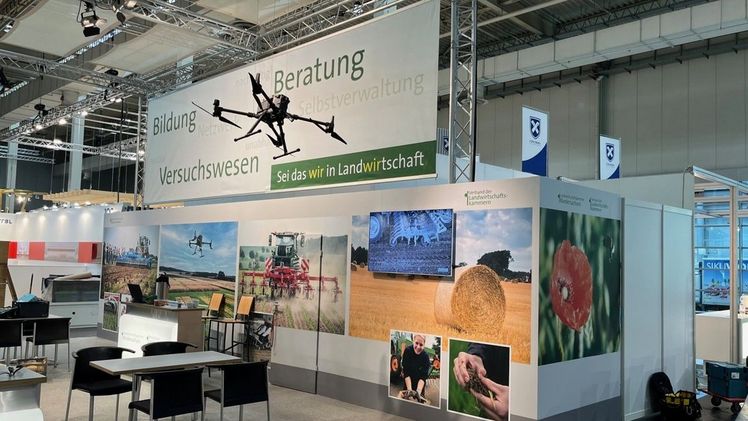 Die Landwirtschaftskammer Niedersachsen hat für die Agritechnica in Hannover wieder ein dickes Beratungspaket geschnürt. Hier ein Bild vom VLK-Messestand der Agritechnica 2023. Bild: Catharina Eiler / LWK Niedersachsen.