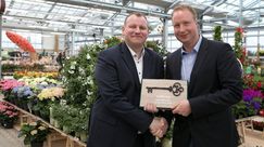 Schlüsselübergabe Michael Hofer (Marktleitung) und Frank Böing (Chief Sales Officer). Bild: Katharina Fröschl-Roßboth.