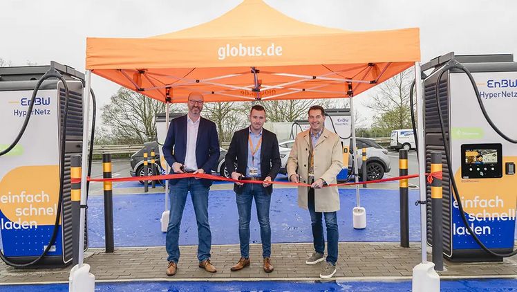 GLOBUS schafft gemeinsam mit EnBW und Tesla die größten E-Ladeparks im deutschen Lebensmitteleinzelhandel. Bild: GLOBUS.