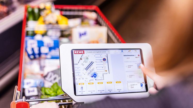 Der digitale Einkaufswagen unterstützt Kund:innen beim Einkauf im Laden. Bild: REWE.