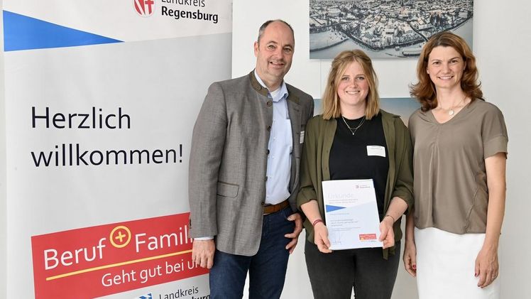 v.l.: Karl Artinger, Susanne Gradl und Tanja Schweiger, bei der Auszeich-nung des Fachbetriebs mit dem Qualitätssiegel „Beruf und Familie. Geht gut bei uns!“. Bild: H.C. Wagner. v.l.: Karl Artinger, Susanne Gradl und Tanja Schweiger, bei der Auszeich-nung des Fachbetriebs mit dem Qualitätssiegel „Beruf und Familie. Geht gut bei uns!“. Bild: H.C. Wagner.