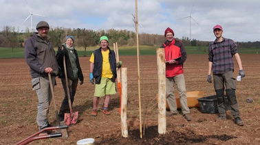 v.l.: Jens Weidemann (Falkenhof GbR), Carolin Weidemann (Falkenhof GbR), Björn Diehl (freier GalaBau Dienstleister), Dr. Ernst Kürsten (3N Kompetenzzentrum, DeFAF), Oliver Rinnert (LLH). Bild: LLH.
