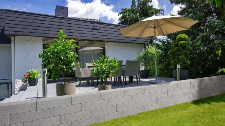 Das puristische Design der Vios-Mauer bietet einen attraktiven Blickfang bei der Terrassengestaltung. Bild: KANN, Bendorf.
