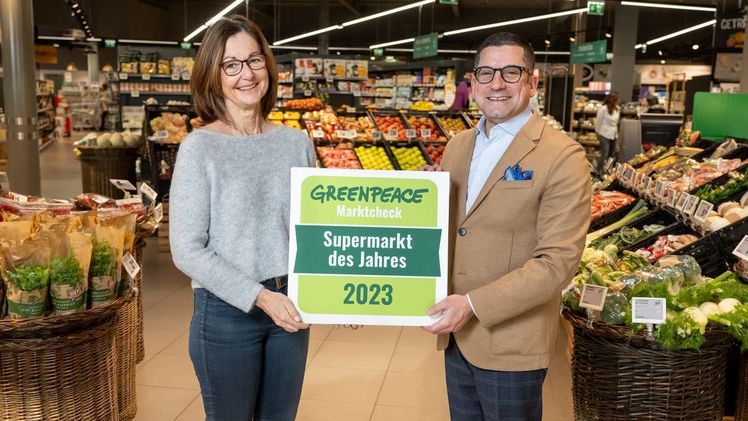 Susanne Winter (stellvertretende Geschäftsführerin von Greenpeace in Österreich) und Marcel Haraszti (Vorstand der REWE International AG). Bild: © BILLA AG / Robert Harson
