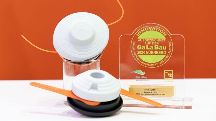 Dank Schnellwechselsystem Rapid Click lässt sich der STIHL AutoCut C 12-2 Mähkopf per Knopfdruck – quasi mit einem Klick – abnehmen bzw. tauschen. So können auch Folgearbeiten wie das Auffüllen des Fadens in bequemer und aufrechter Haltung erledigt werden. Bild: STIHL.