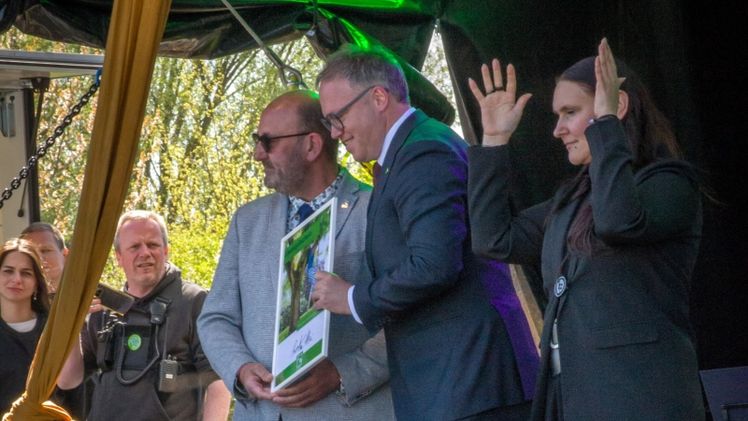 FGL-Präsident Karsten Hain überreicht Ministerpräsident Mario Voigt auf der LGS einen Baumgutschein zum Tag des Baumes (v.l.). Bild: FGL Hessen‑Thüringen.