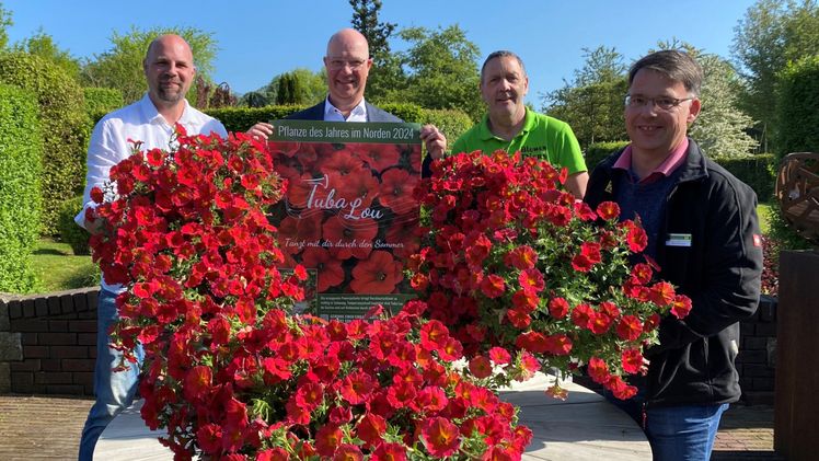 v.l.n.r.: Dirk Klefer (Blumen Klefer), Geschäftsführer Christian Wandscher, Wilfried Klefer (Blumen Diers), Gärtnerischer Leiter Björn Ehsen. Bild: Park der Gärten.