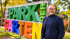 Geschäftsführer Lennart Böhlje mit Parksignet. Bild: Park der Gärten.