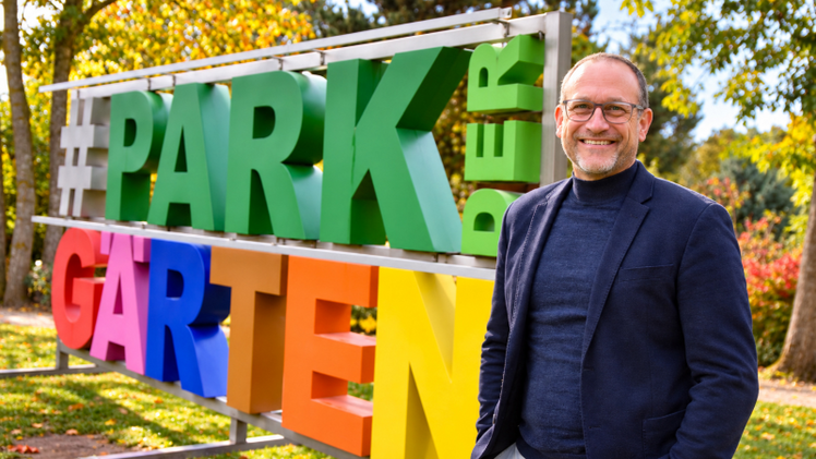Geschäftsführer Lennart Böhlje mit Parksignet. Bild: Park der Gärten.