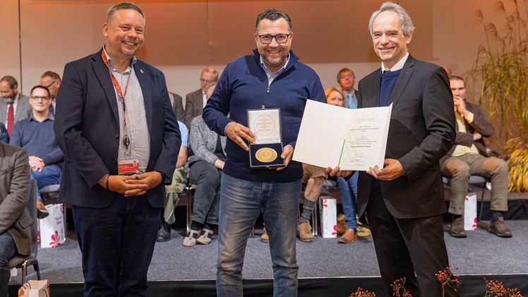 Niels Lars Chrestensen mit Ulrich Haage links und Dr. Thomas Schmidt rechts.