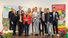 Das Foto zeigt die Vertreter aller fünf ausgezeichneten Projekte. Bild: © Sascha Kreklau.
