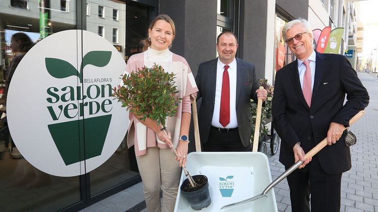 v.l.: Susanne Eidenberger, Geschäftsführerin bellaflora, Alexander Nikolai, Bezirksvorsteher Leopoldstadt, Felix Thun-Hohenstein, Geschäftsführer bellaflora. Bild: APA OTS/Peter Hautzinger.