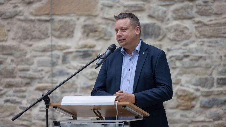 Präsident des Landesverbandes Gartenbau Thüringen Ulrich Haage bei der Wiedereröffnung des Gartenbaumuseums in Erfurt. Bild: DGM/ Paul-Philipp Braun.
