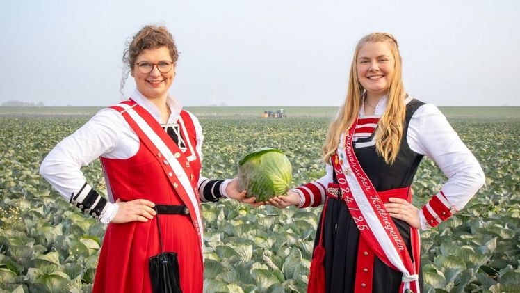 Die Kohlregentinnen Saskia Meier (Saskia I.) auf der linken Seite und Solveigh Wiborg (Solveigh I.). Bild: Dithmarschen Tourismus e. V./Mona Knabe.