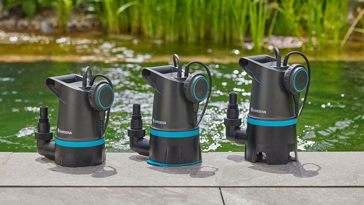 Die neuen GARDENA Tauchpumpen BASIC sind leistungsstark und zuverlässig. Es gibt sie je nach Einsatzbereich für Klarwasser und für Schmutzwasser. Bild: © GARDENA.