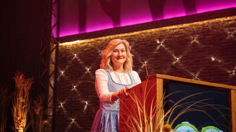 Martina Mensing-Meckelburg, Präsidentin des Verbands Deutscher Garten-Center, führte gewohnt sympathisch durch das Programm. Bild: Mensing-Meckelburg.