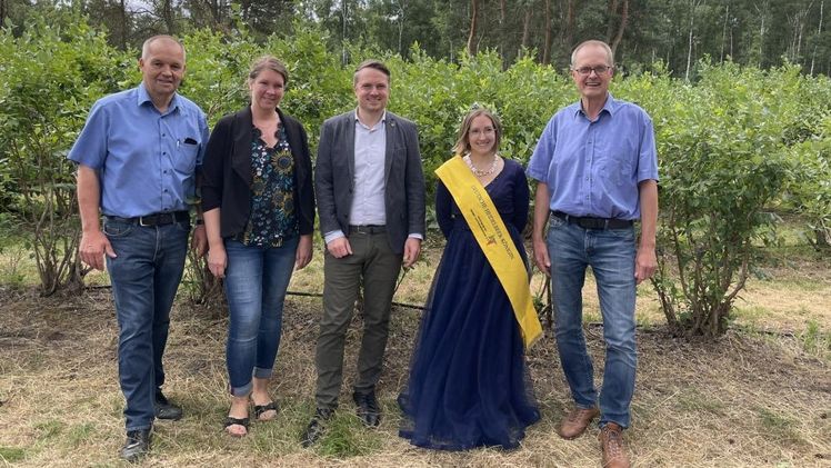 Von links: Fred Eickhorst, Nora Rieke, Dominic Herbst, Sophie 1., Heiner Husmann. Bild: © Vereinigung der Spargel- und Beerenanbauer e.V.